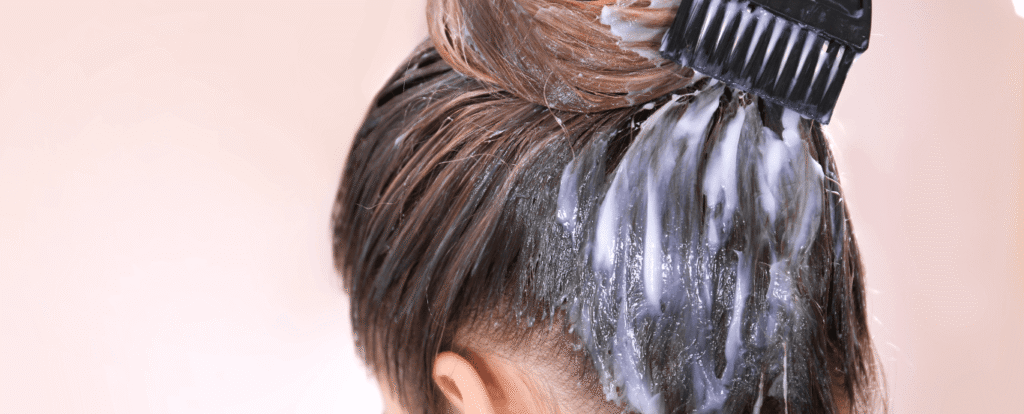 melena recogida en un moño con una mascarilla aplicada